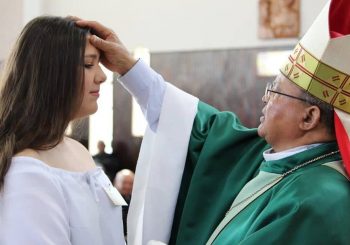 Jovens recebem o sacramento da Crisma na Paróquia Santa Terezinha