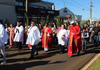 Procissão de Domingo de Ramos na Matriz de Santa Terezinha reúne paroquianos de todas as comunidades.